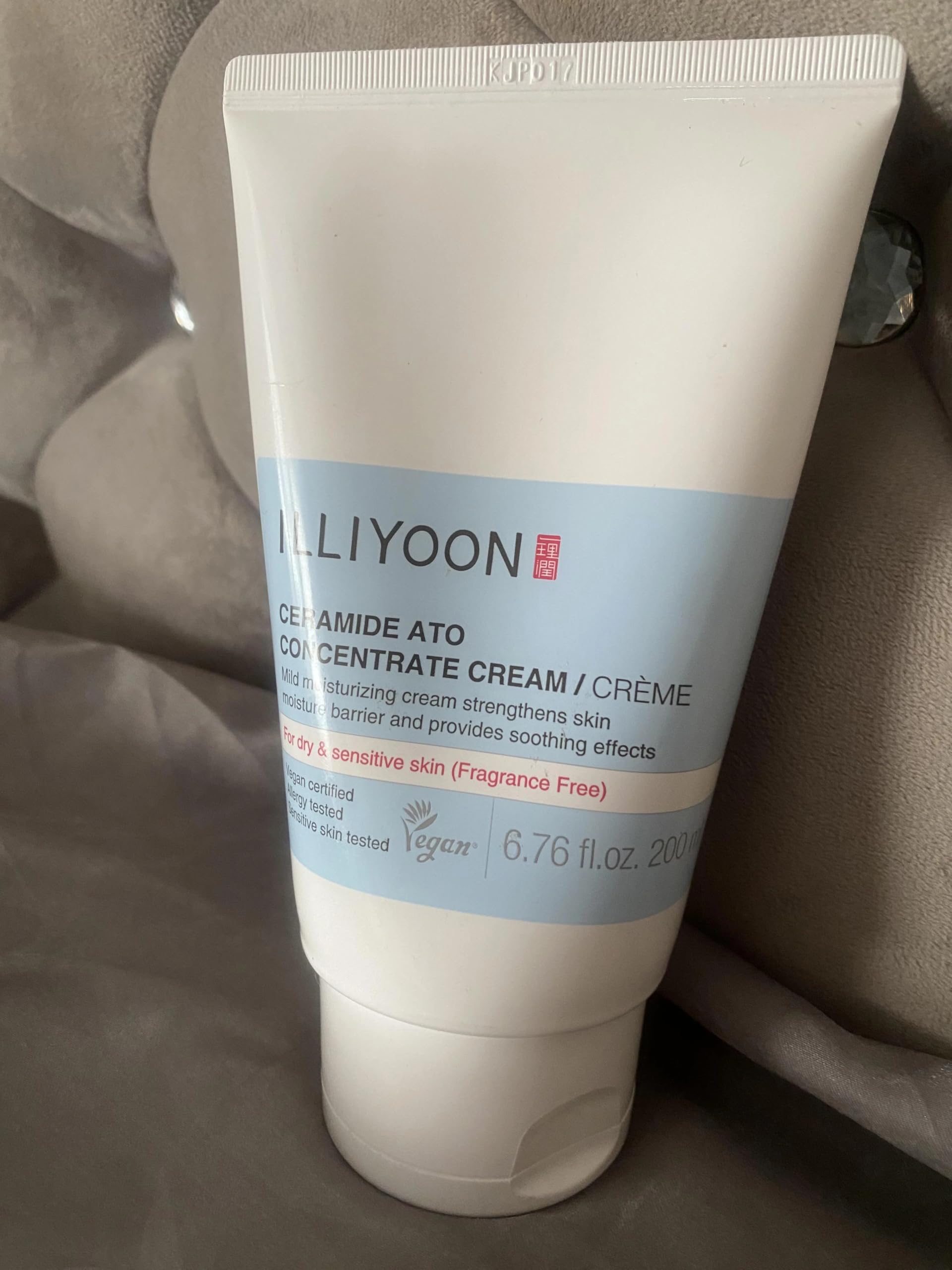Illiyoon before and after skin smoothness comparison showing reduced dryness and flakiness