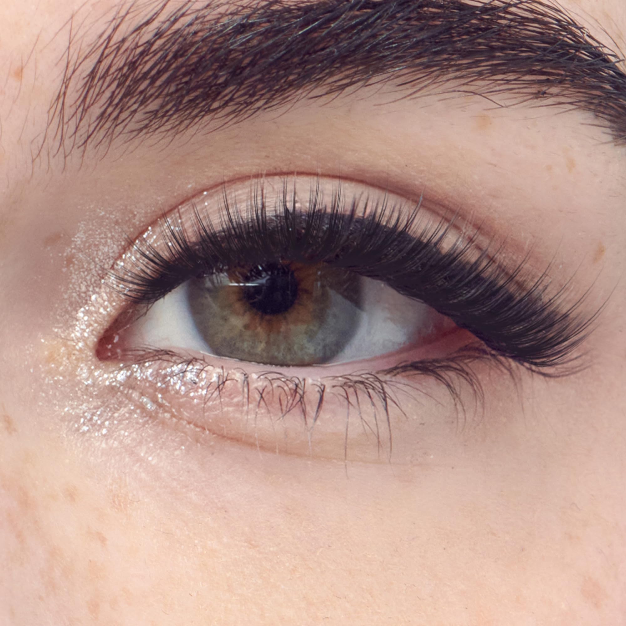 imPRESS close-up of a single cluster showing lash shape and soft fibers for natural finish