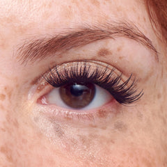 imPRESS close-up of the 50 pre-glued lash clusters for precise placement