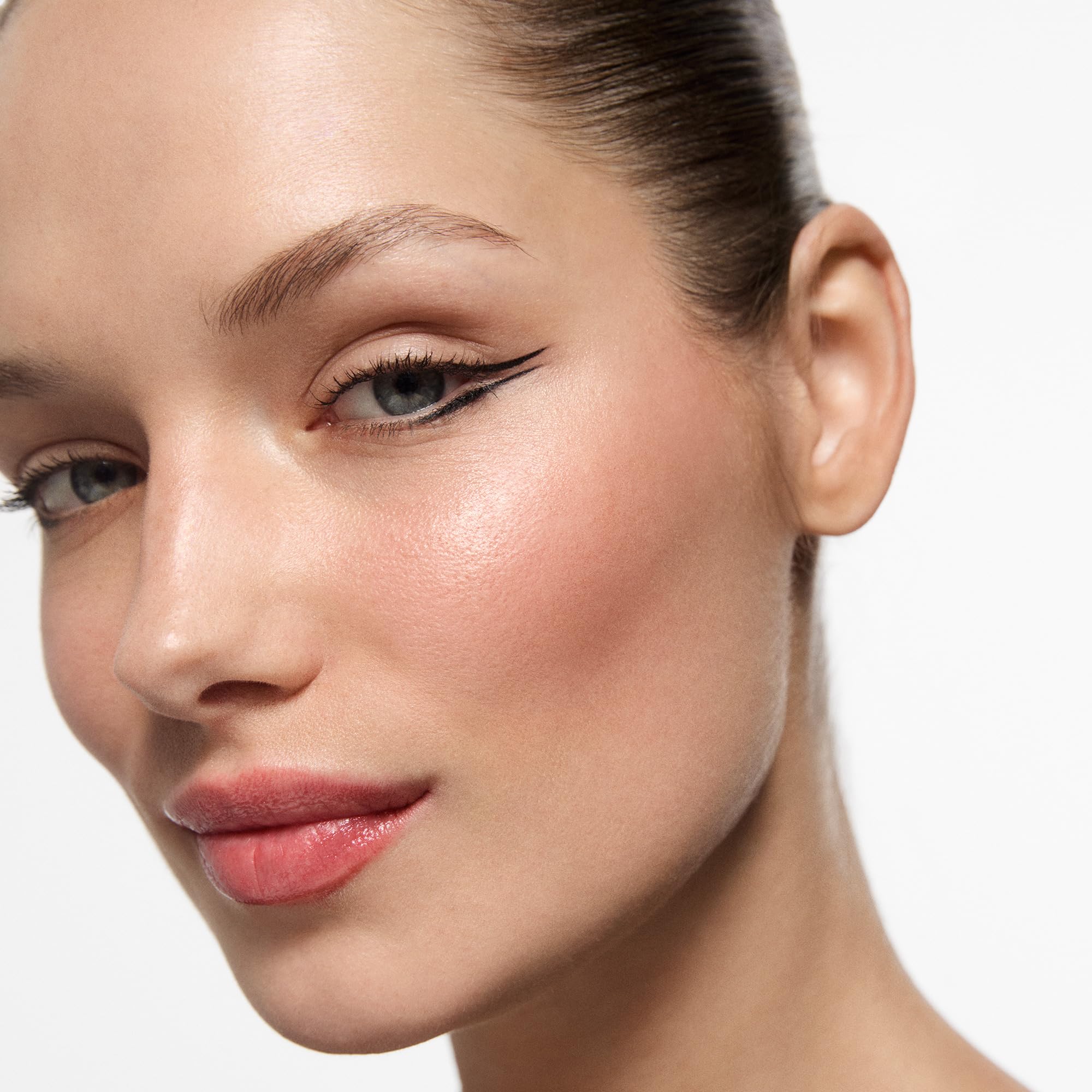 Inglot gel eyeliner with angled brush demonstrates precise application benefit