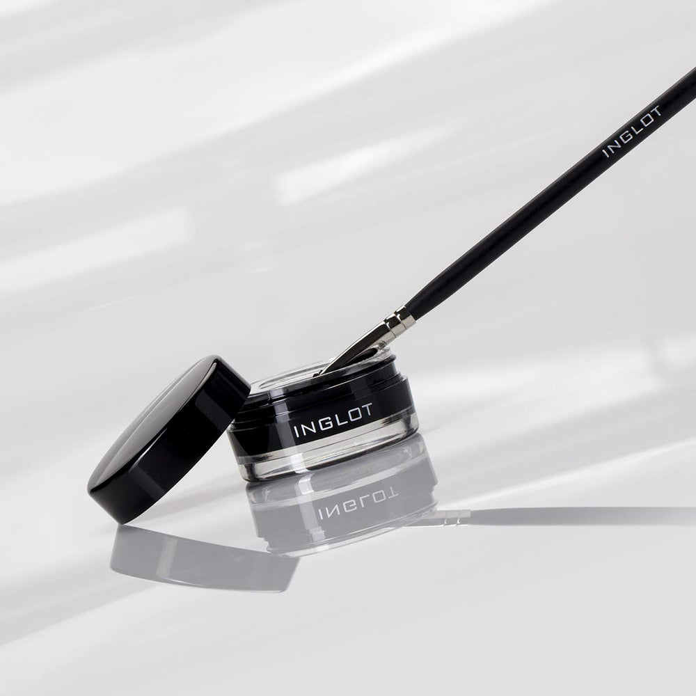 Inglot gel on brush demonstrating easy pickup for precise lines
