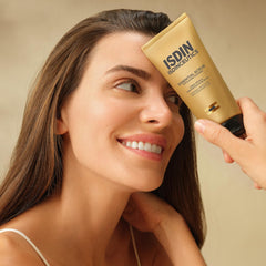 ISDIN gel being dispensed to show smooth application and portion control