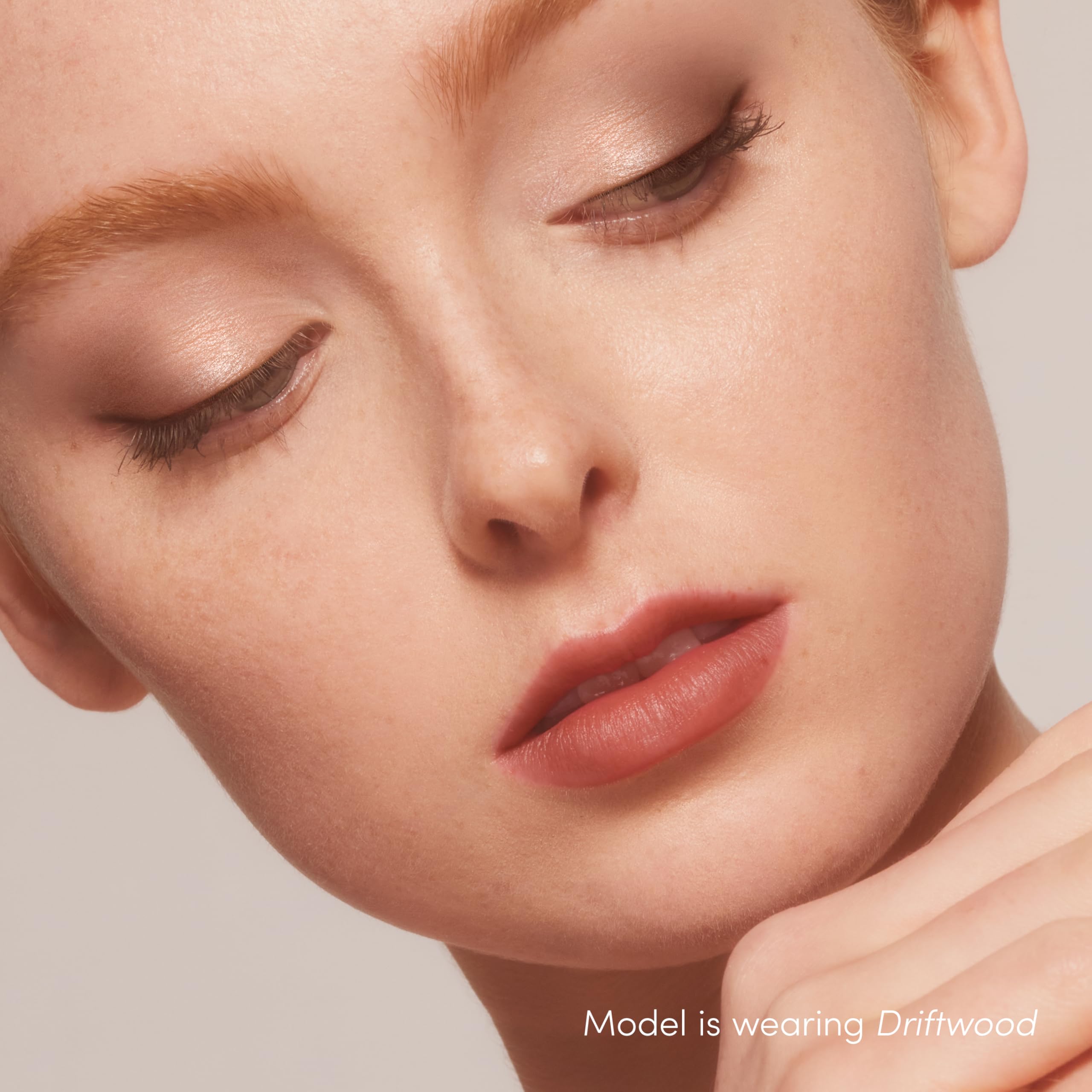 jane iredale Driftwood applied with brush demonstrating easy pick-up benefit: controlled application