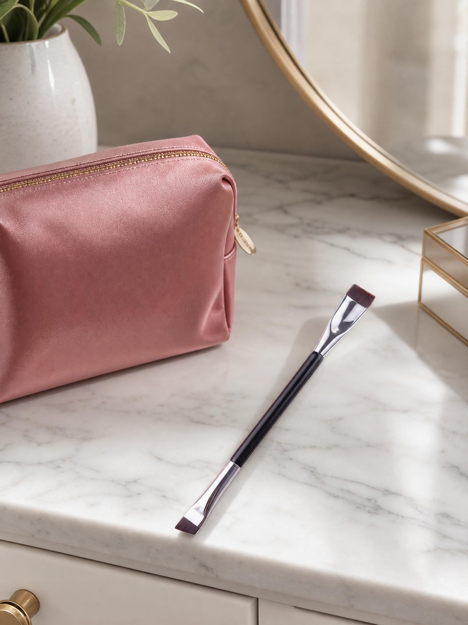 JEZTDKLE brush in use applying eyeshadow with smooth blending benefit