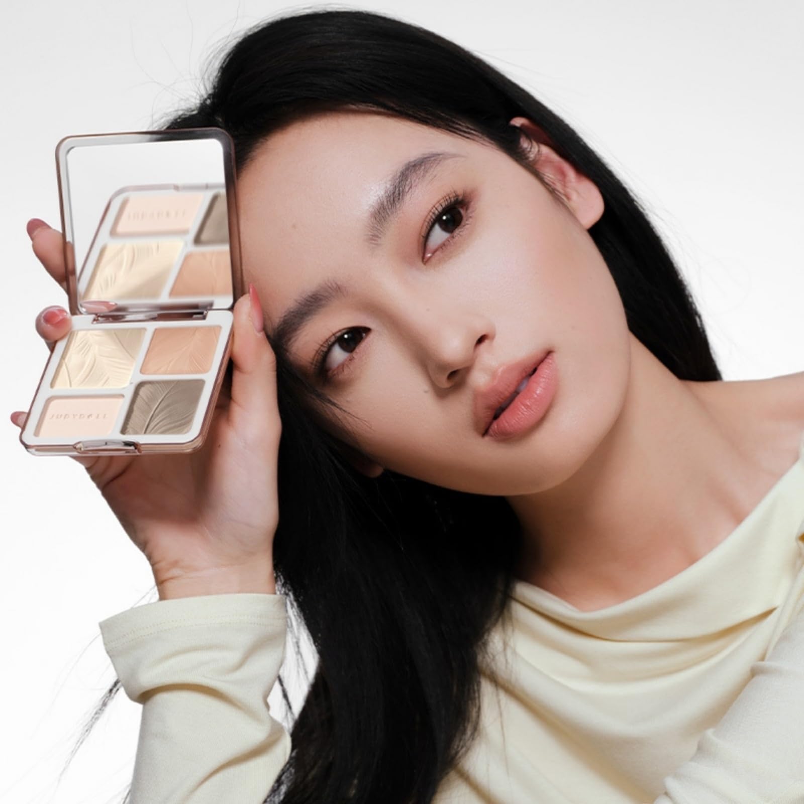 JUDYDOLL open palette displaying four shades for contouring and highlighting benefits
