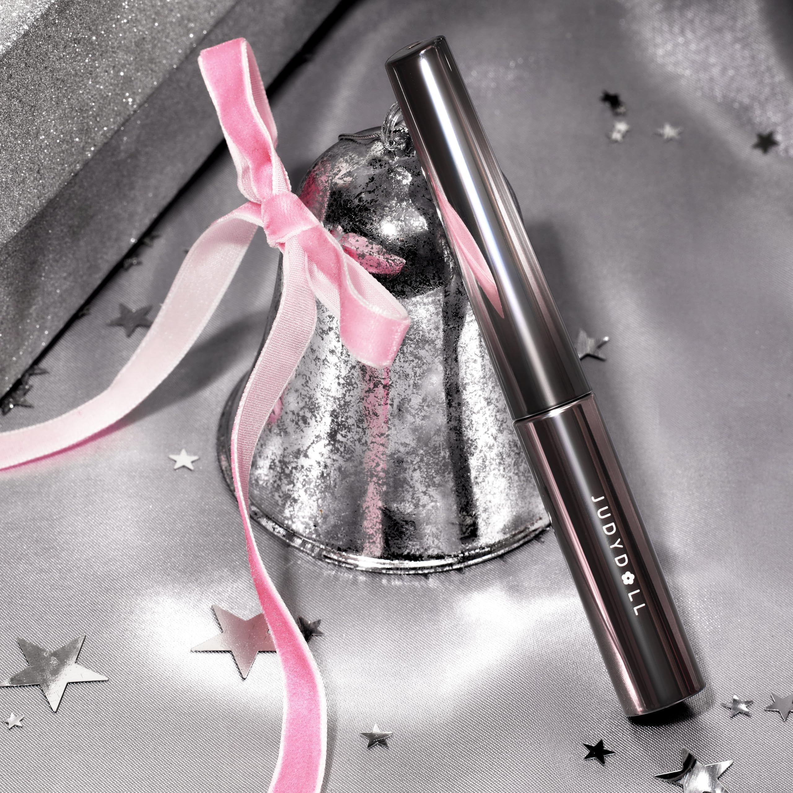 JUDYDOLL oil-based remover demonstrating clean tubing mascara removal