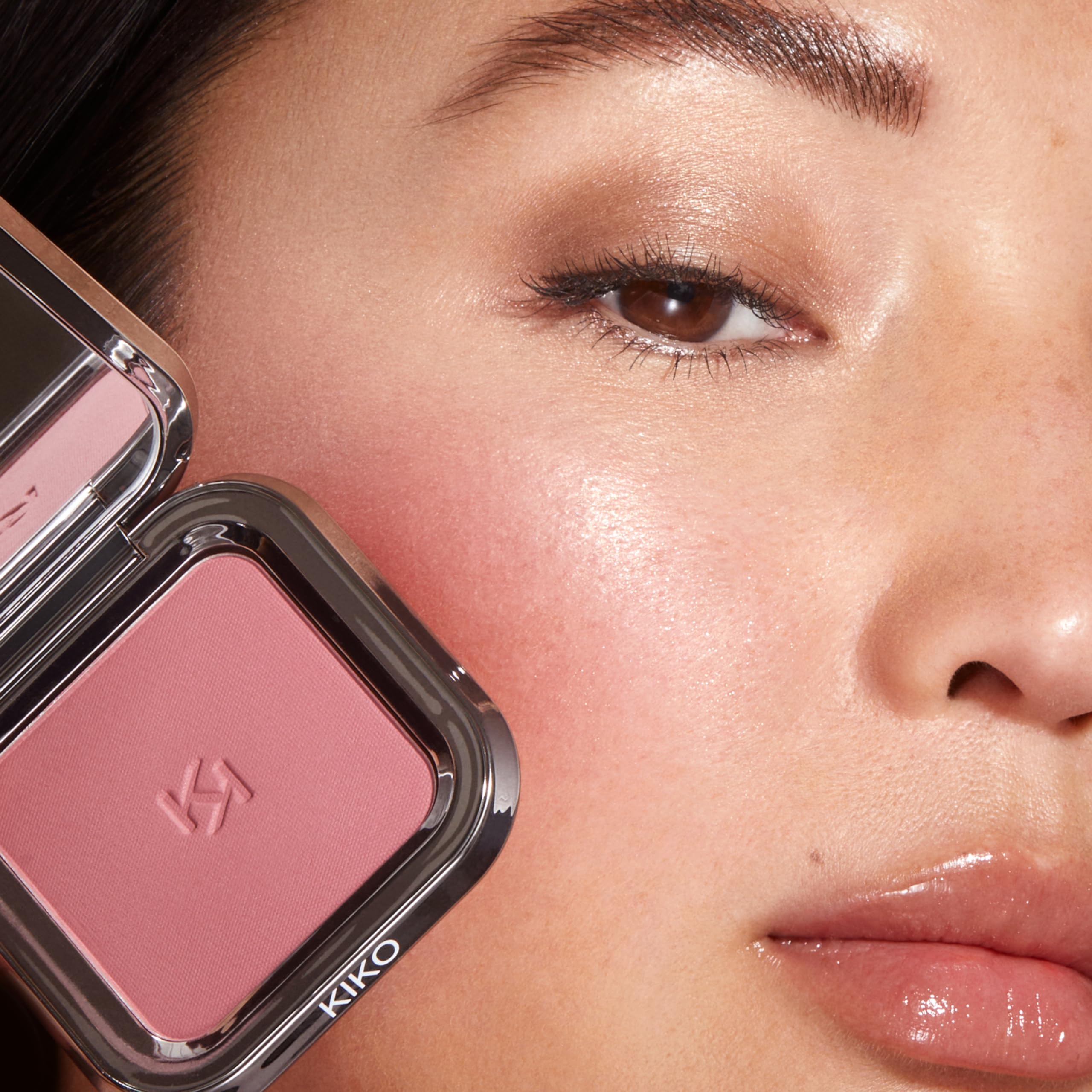 KIKO Milano close-up of velvet powder texture highlighting pigmented, blendable finish benefit