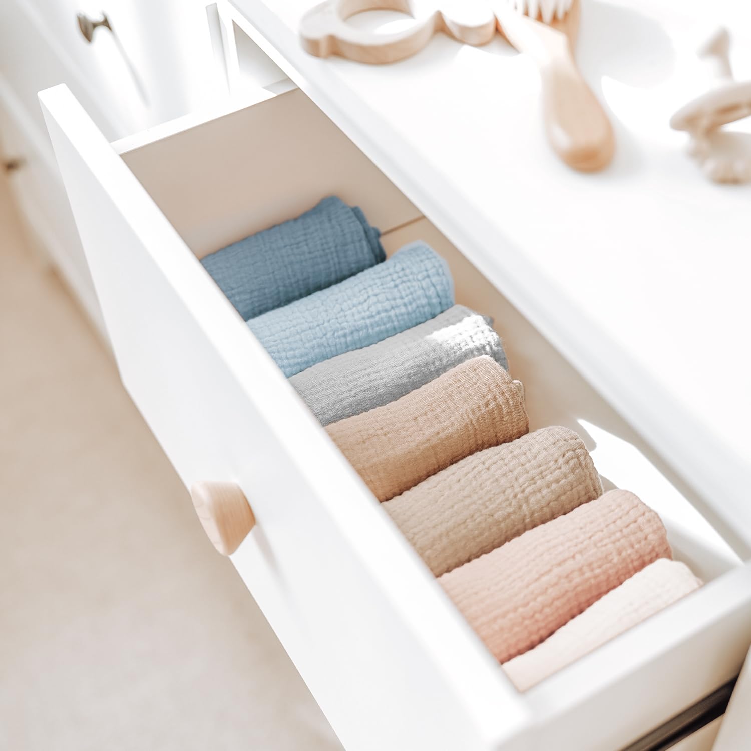 Konssy wet cloth absorbing water to illustrate high absorbency and quick wring