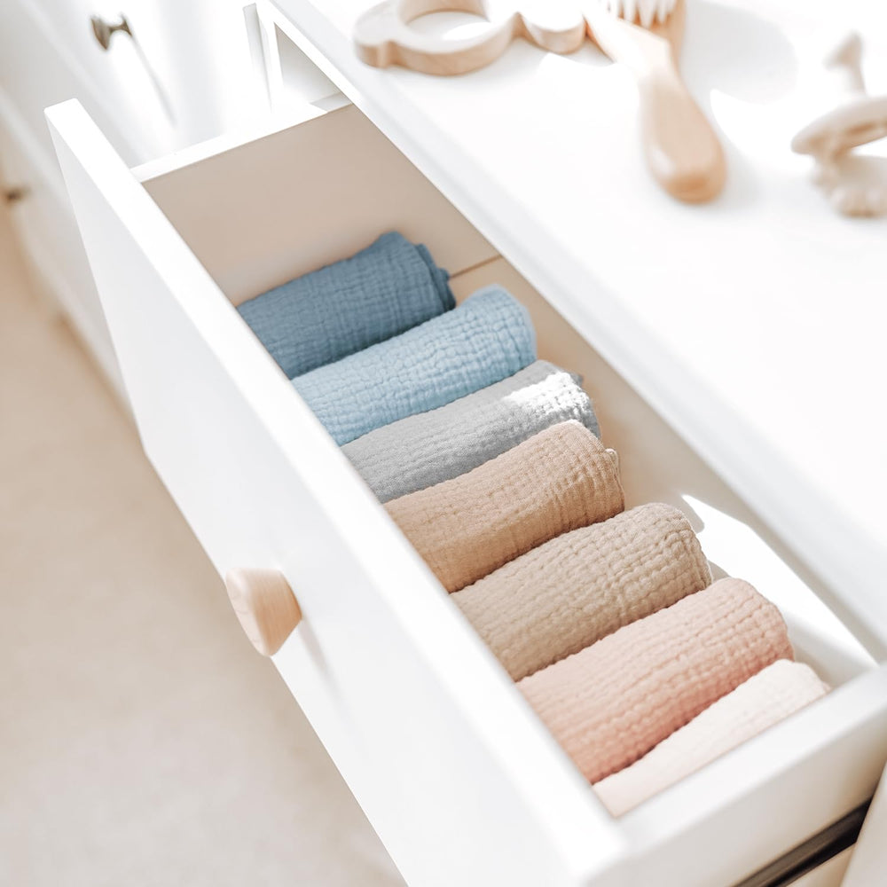 Konssy wet cloth absorbing water to illustrate high absorbency and quick wring