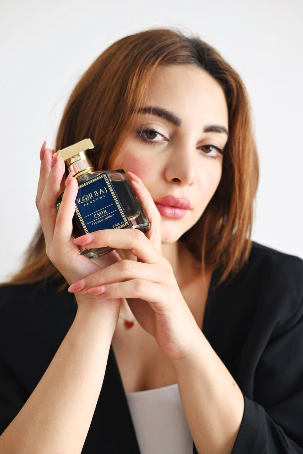KORBAJ PARFUMS Emir atomizer spray in action demonstrating fine mist coverage