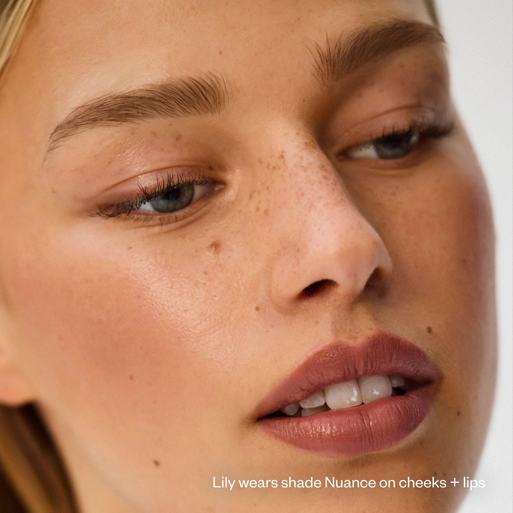 Kosas lifestyle mirror application portraying simple at-home blending benefit