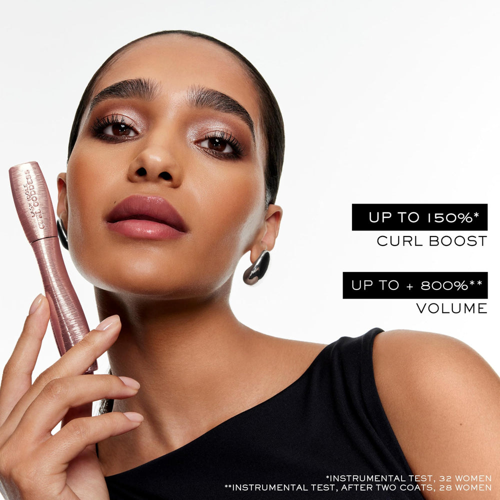 Lancôme close-up of 40° twisted brush capturing short lashes for lift