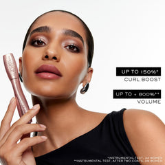 Lancôme close-up of 40° twisted brush capturing short lashes for lift