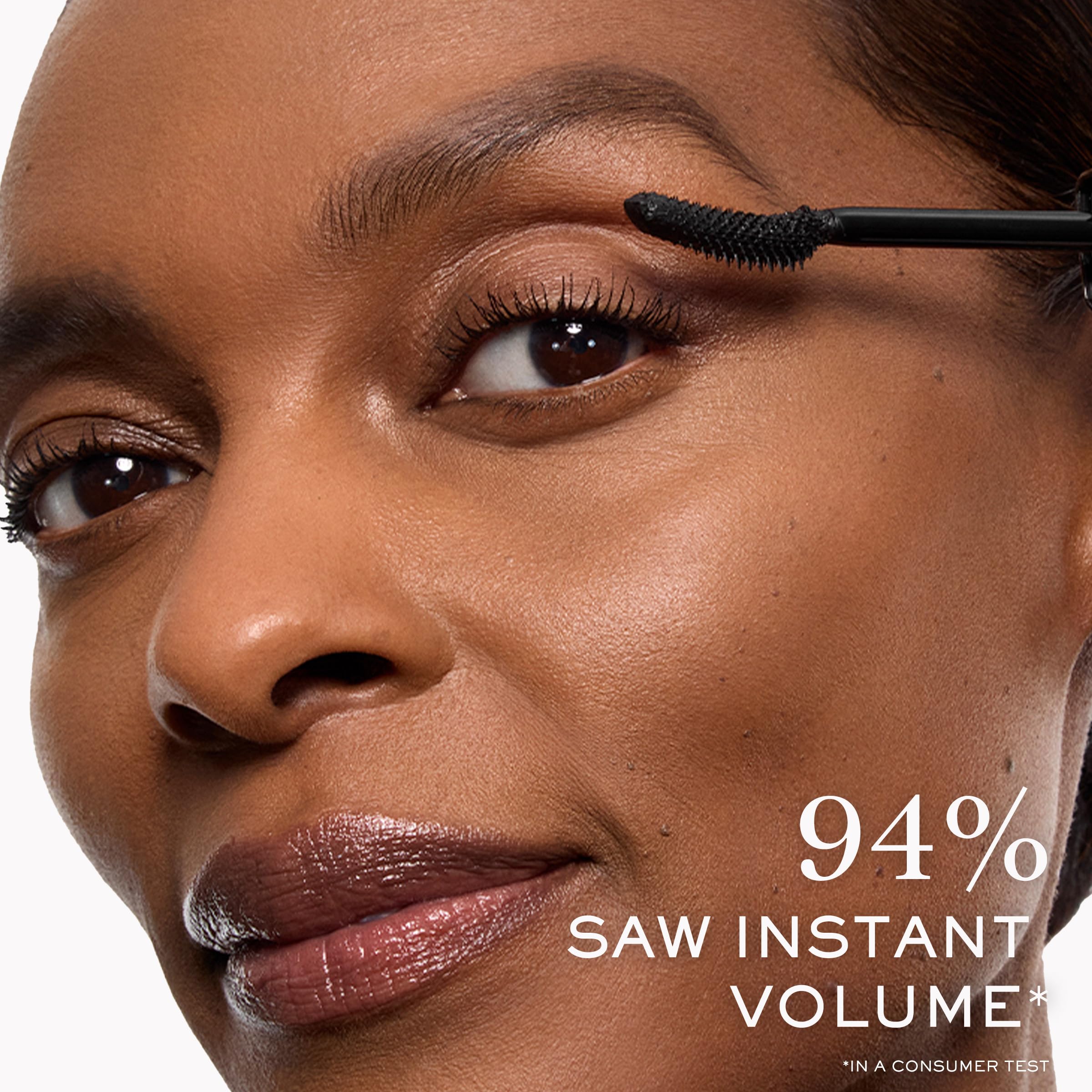 Lancôme mascara being applied to upper lashes for immediate lift and length