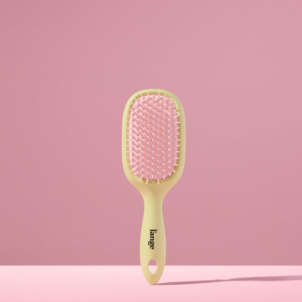 L'ANGE HAIR ergonomic handle and strap for secure grip with wet hands
