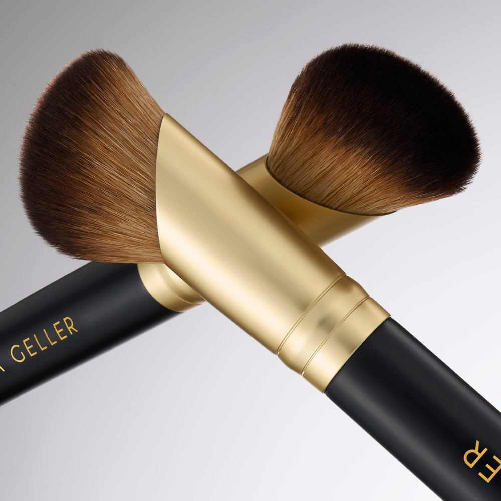 LAURA GELLER NEW YORK brush held in hand showing scale and easy control advantage