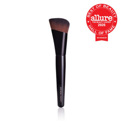 Laura Mercier closeup of bristles demonstrating dense pack for streak-free blending