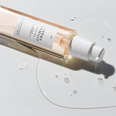 Le Monde Gourmand oil pouring to reveal lightweight, fast-absorbing texture