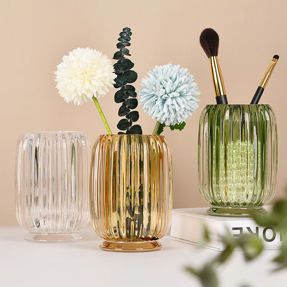 Lejesth with makeup brushes in use demonstrating tidy brush storage benefit