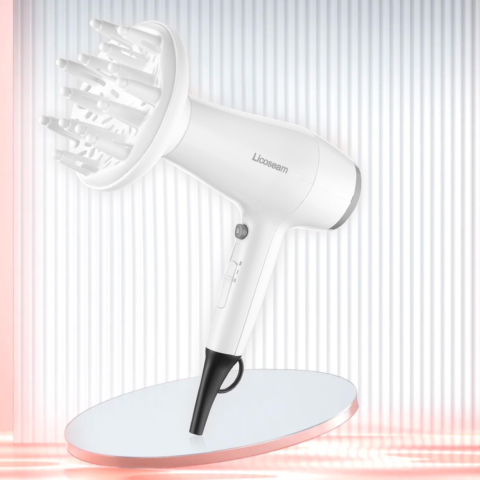 Licoseam side profile highlighting lightweight handle and hanging loop benefit