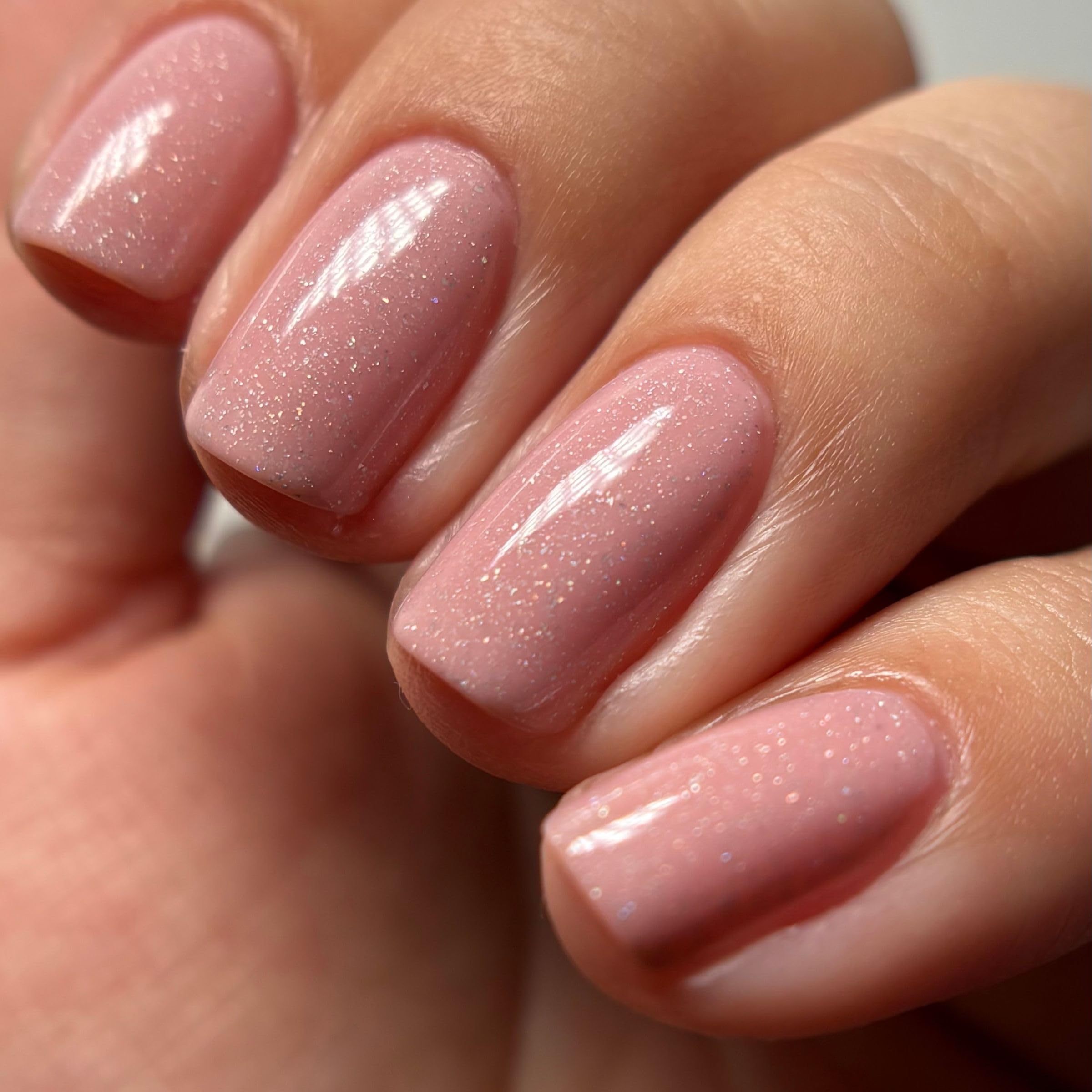 LONDONTOWN bottle label detail highlighting 21+ free clean-beauty benefit