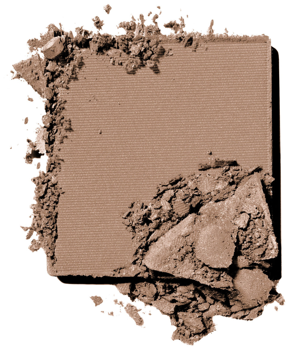 Model applying L'Oreal Paris Cafe Au Lait on eyelid demonstrating natural, buildable coverage