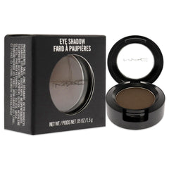 MAC eye shadow brun application on lid demonstrating natural definition benefit