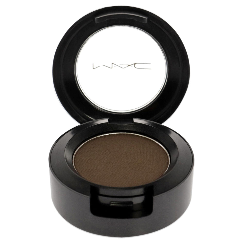 MAC eye shadow brun texture closeup revealing smooth blendability benefit