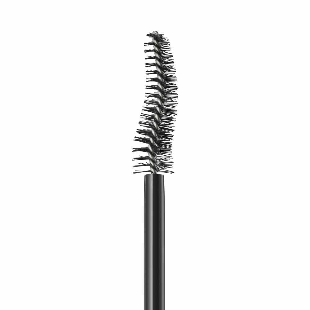 MAC MACStack applied on lashes close-up demonstrating length and separation benefit