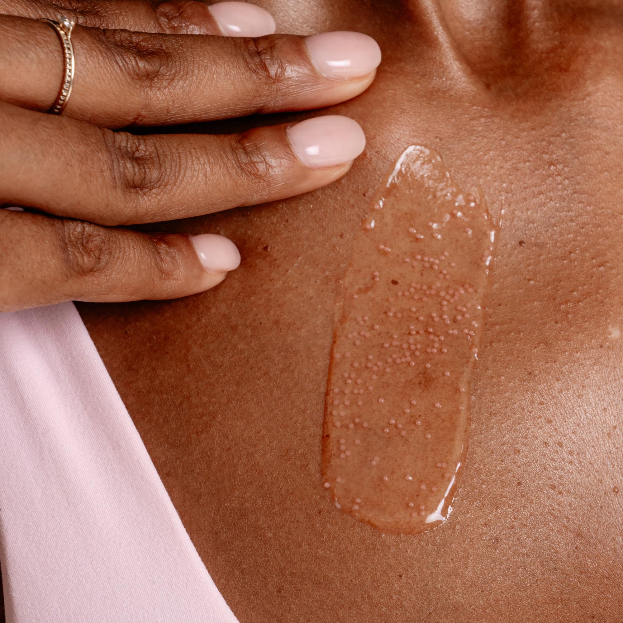 MAËLYS open cap with a drop of serum emphasizing precise dosing advantage
