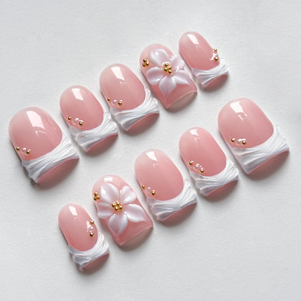 MAGLFELL nails on hand comparing M size to finger length for accurate sizing fit