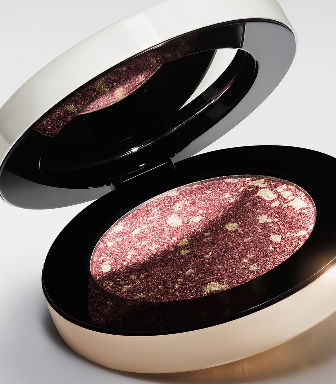 MAKE Fuzz pressed with brush for concentrated shimmer and crease-resistant wear