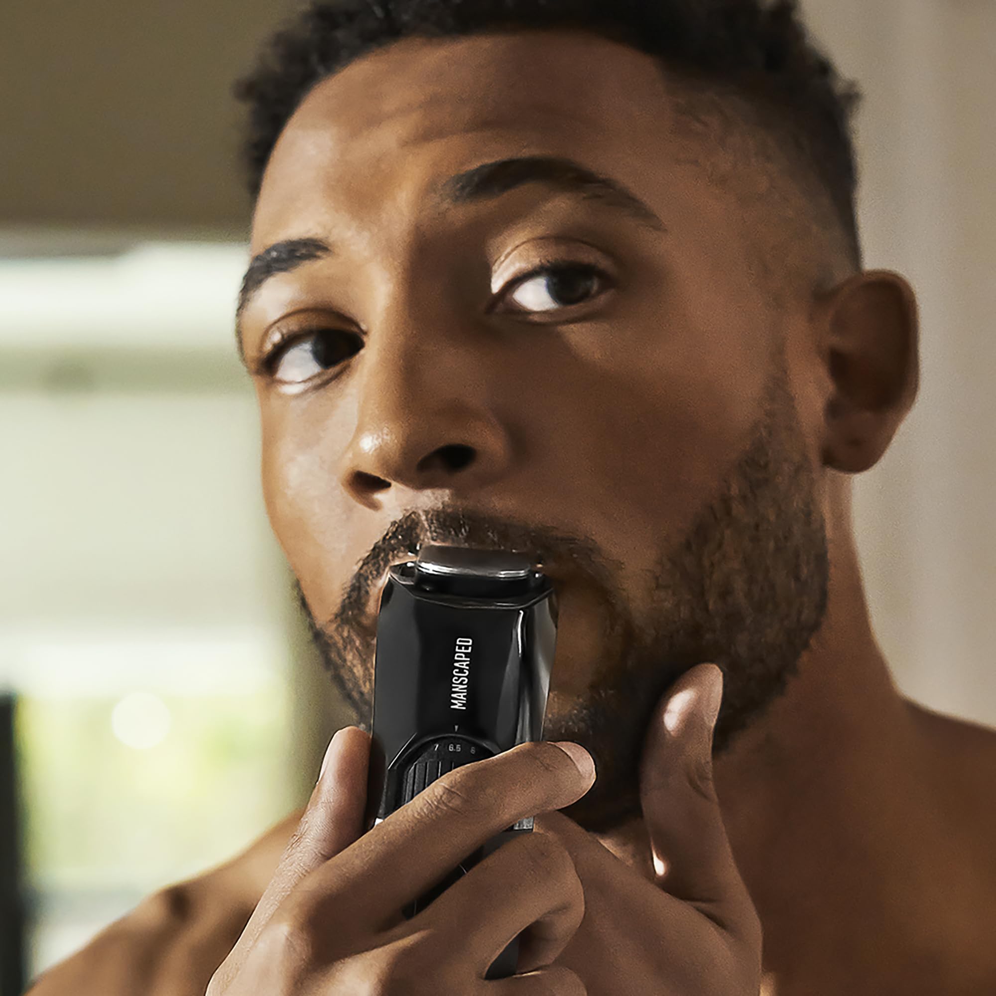 MANSCAPED blade lifting flat hair for one-pass trimming and reduced tugging benefit