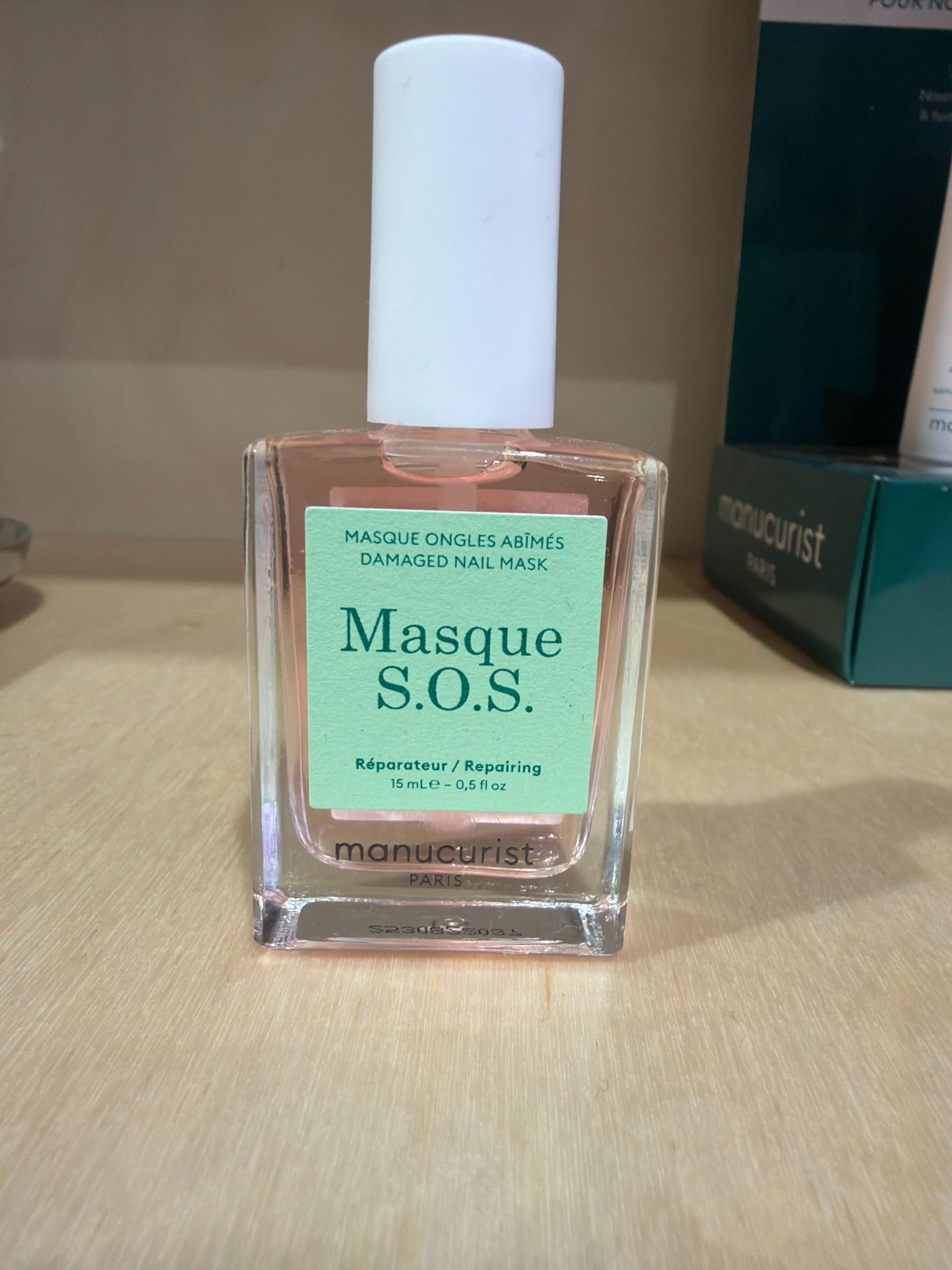 Manucurist keratin serum texture pouring to show lightweight absorption benefit
