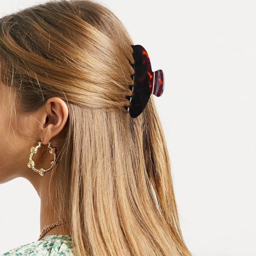 MAORULU in a street-style setting adding chic tortoiseshell accent to outfit