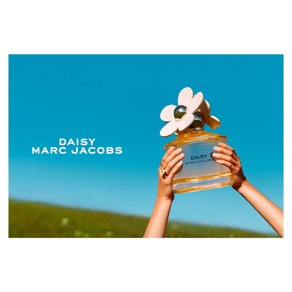 Marc Jacobs Daisy on a vanity styled scene suggesting everyday wearable floral charm