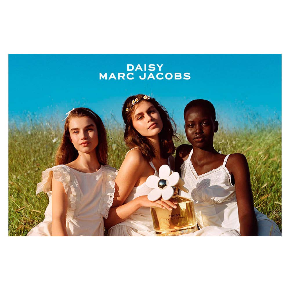 Marc Jacobs Daisy spray mist close-up conveying fresh application and luminous scent