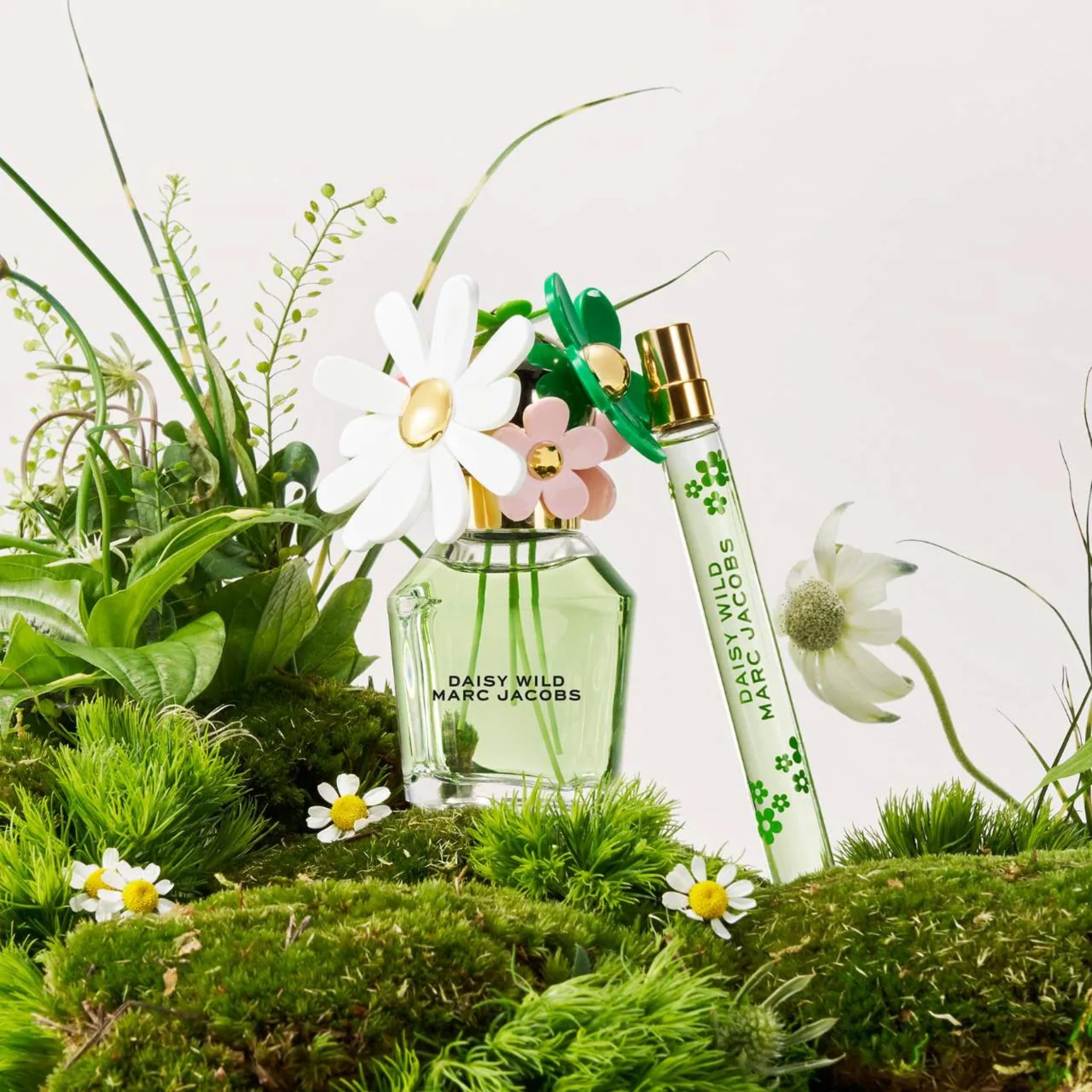 Marc Jacobs Daisy Wild close-up of glass texture emphasizing quality and clarity