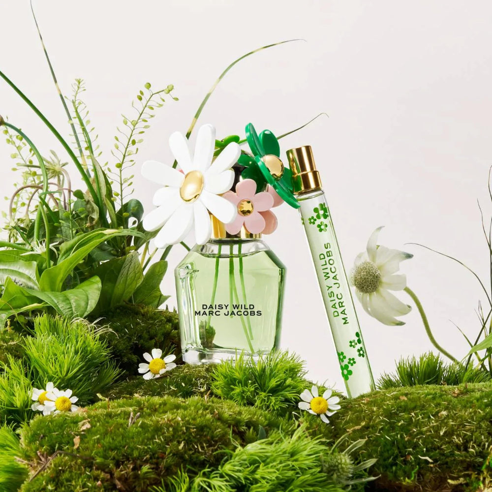 Marc Jacobs Daisy Wild close-up of glass texture emphasizing quality and clarity