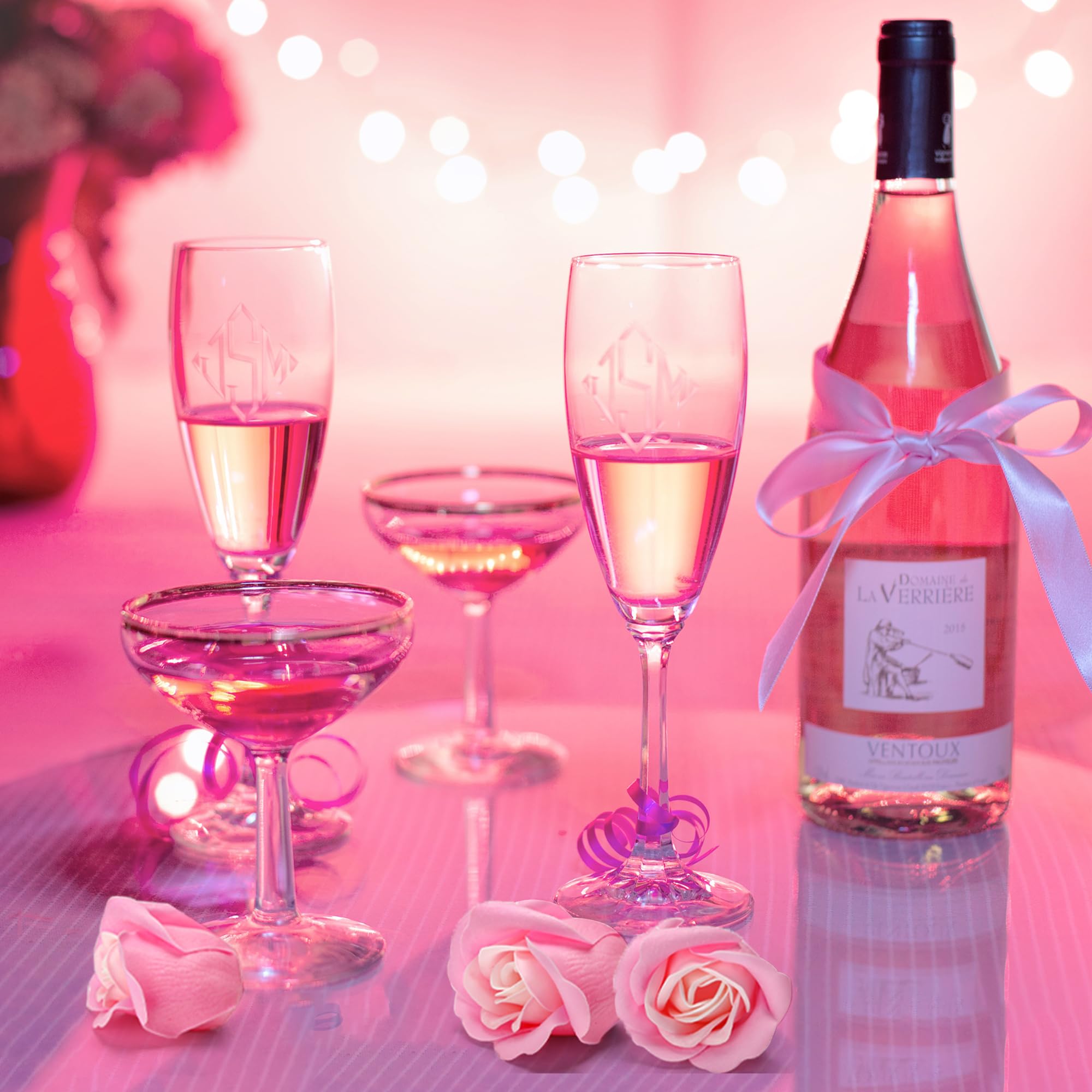 Marsrut centerpiece on table setting with roses, enhances wedding ambiance