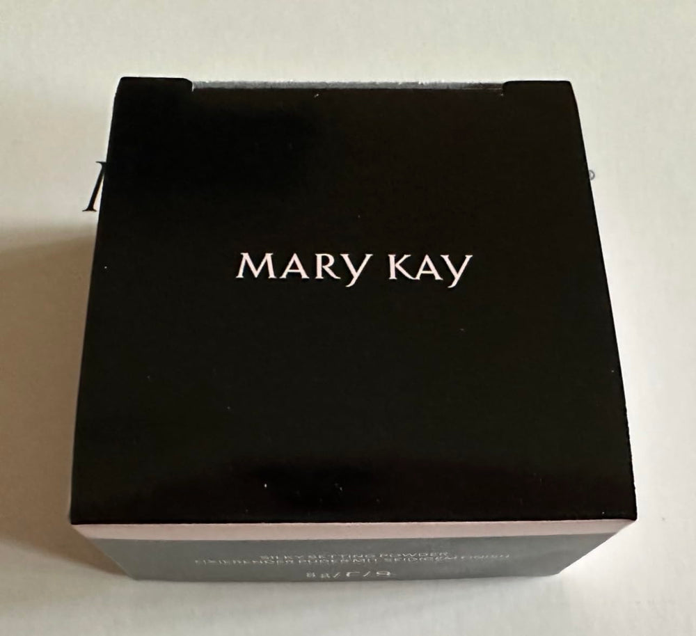 Mary Kay Silky Setting Powder applied on t-zone close-up reducing shine and blurring pores