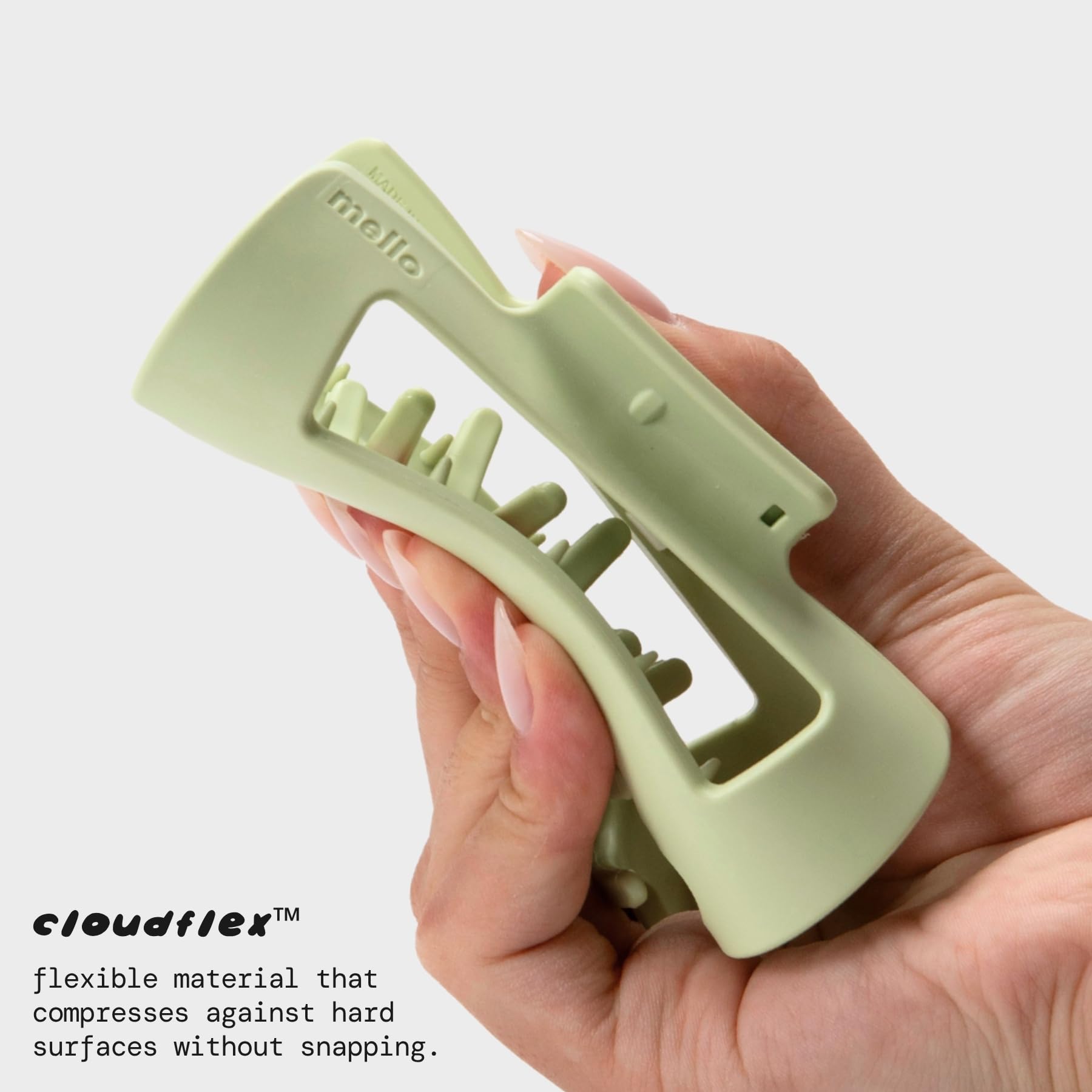 MELLO close-up of inward-curving teeth highlighting scalp-friendly design
