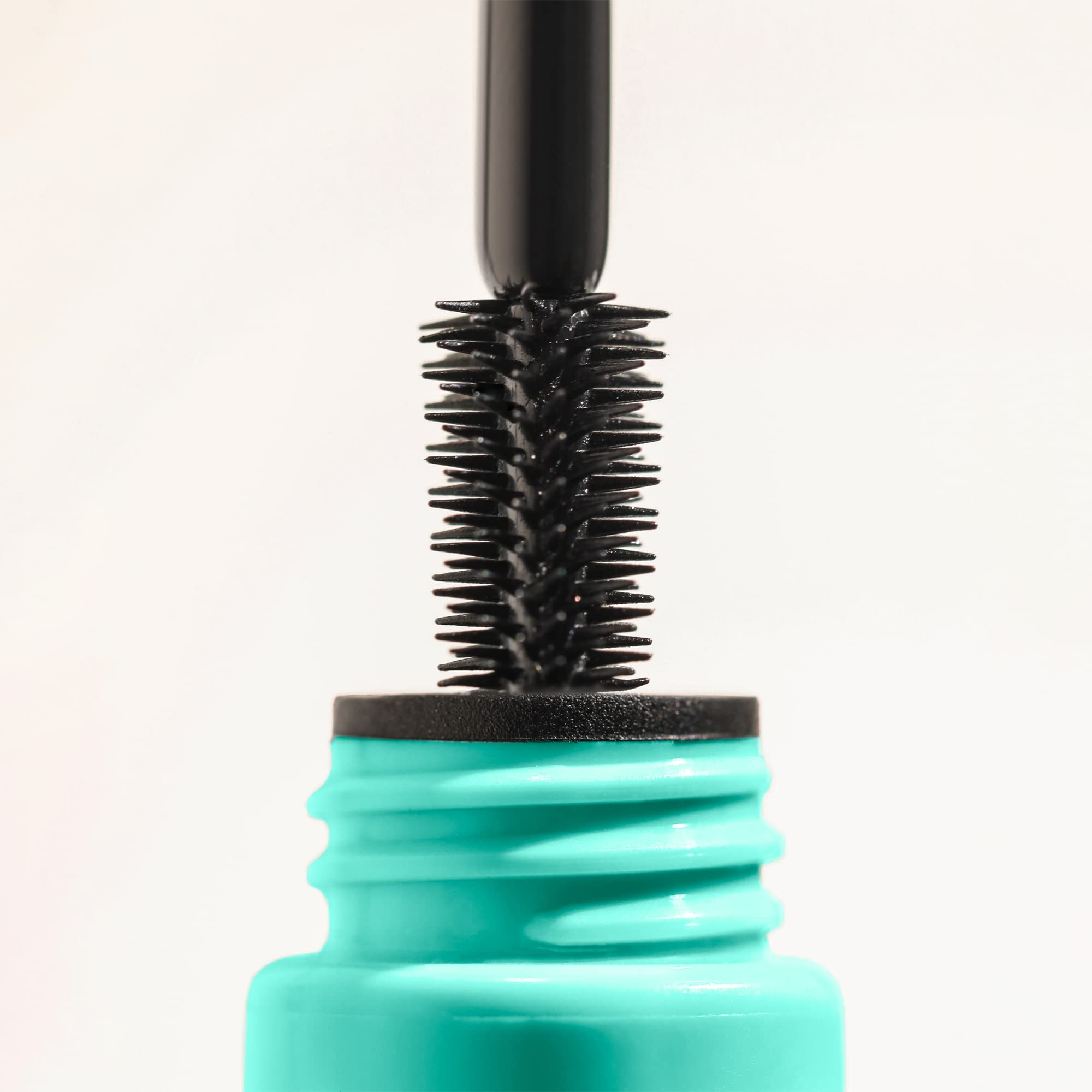 Milani ingredient callout with castor seed oil and shea butter for conditioned lashes
