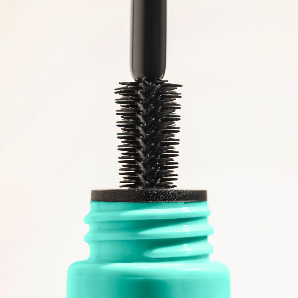 Milani ingredient callout with castor seed oil and shea butter for conditioned lashes