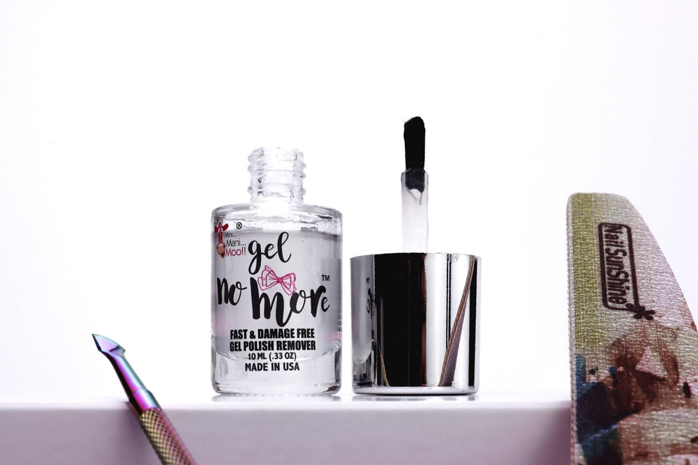 MINI MANI MOO lifestyle travel shot showing convenient carry for touchups