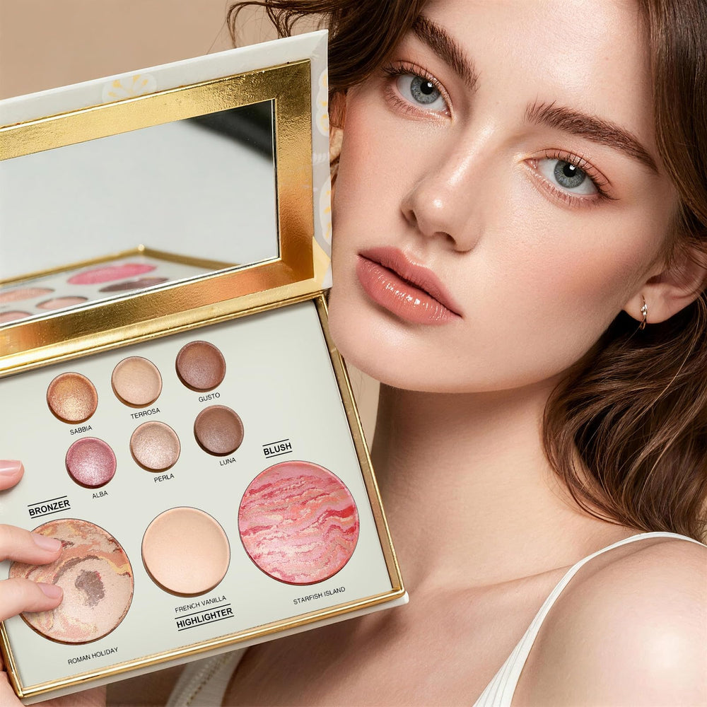 MOOMARTO palette held in hand showing travel-friendly size
