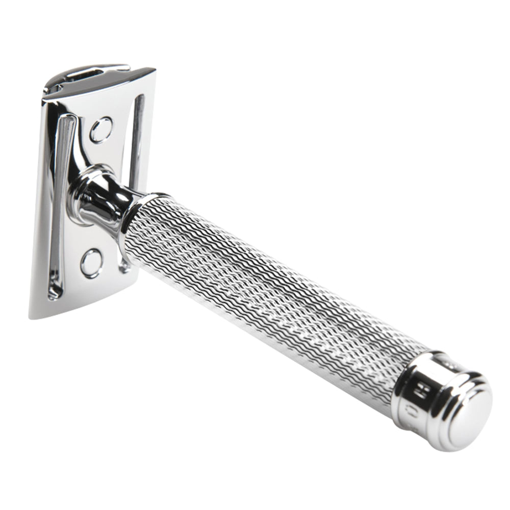 MÜHLE blade installation step showing safe, easy replacement