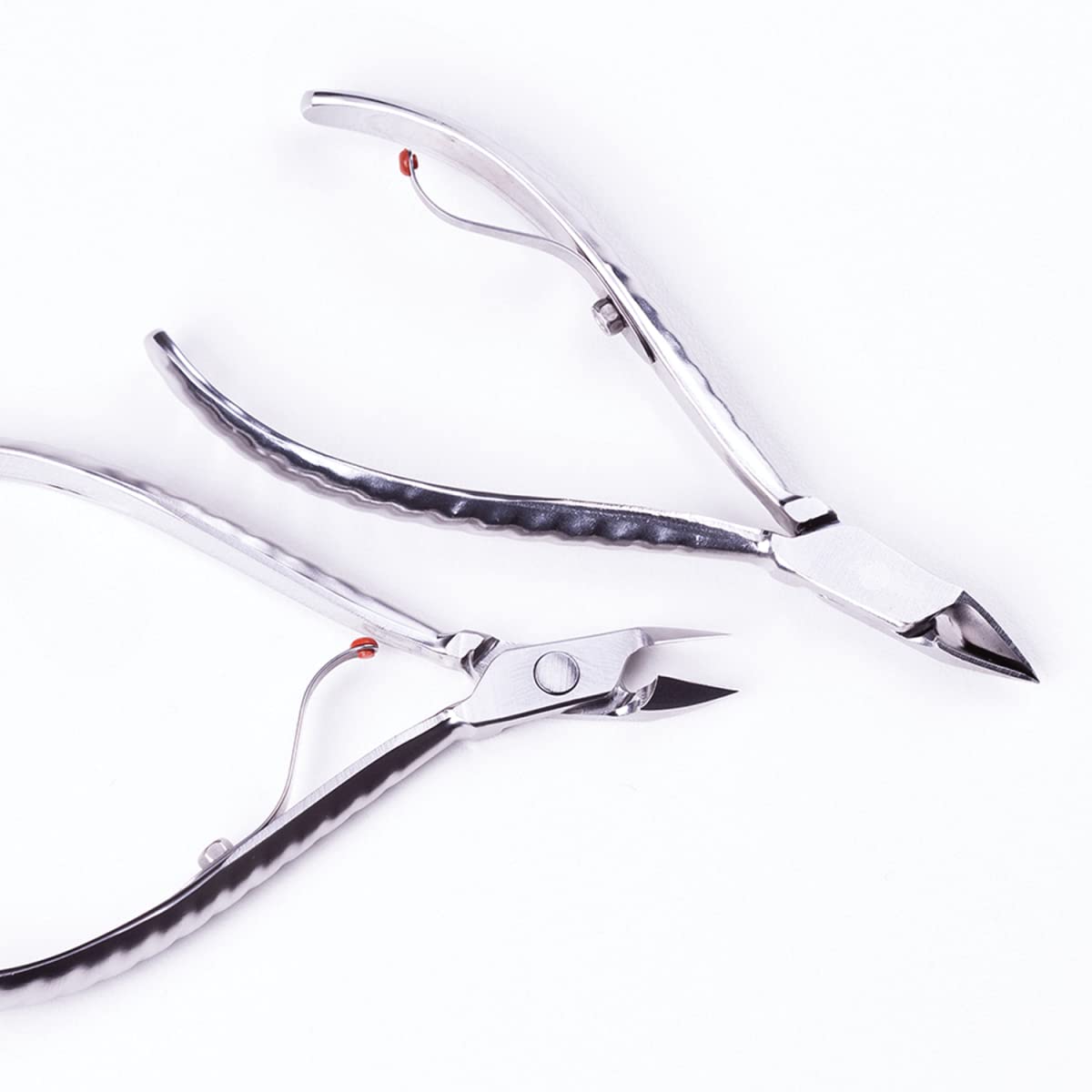 Mundial pliers textured handle detail showing slip-resistant grip benefit