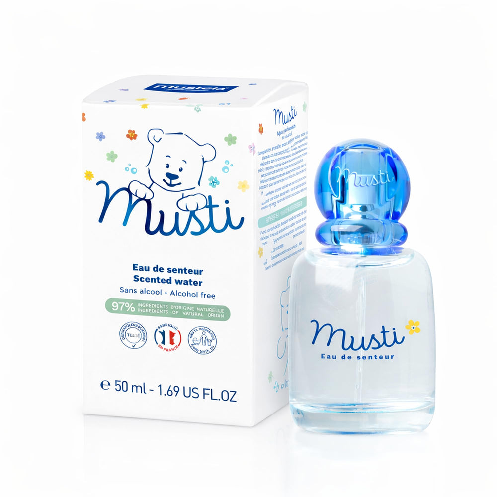 Mustela close-up spray nozzle demonstrating fine mist for even application