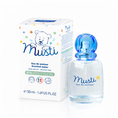 Mustela close-up spray nozzle demonstrating fine mist for even application